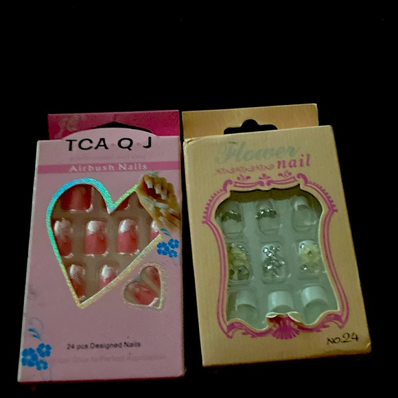 Accessories - Two press on nails